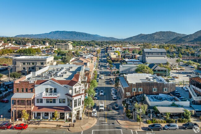 Old Town Temecula near Vintage Reserve features a variety of retail and restaurant options.