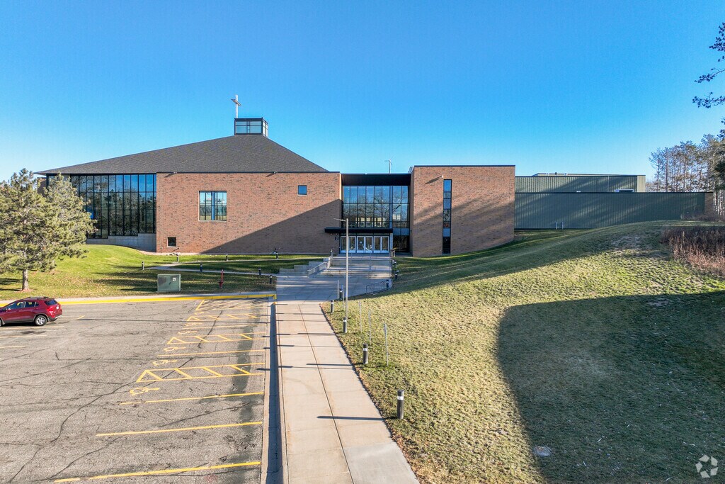 St. Andrews Academy serves students from K to 5th Grade.