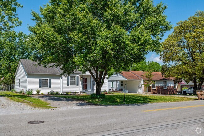 A row of minimal and traditional style ranch homes in the Radnor neighborhood.