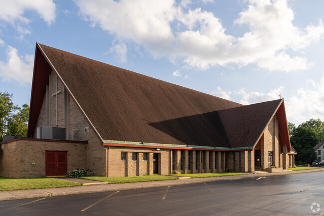 Catholic Academy of Niagara Falls has 6 full time teachers and 6 part time teachers.