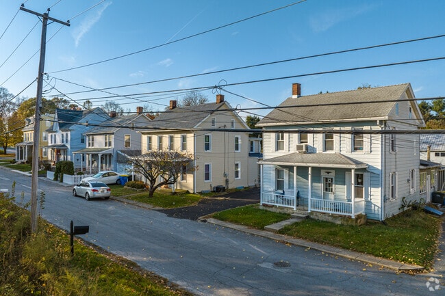 A row of Colonial homes in Springetts Manor-Yorklyn with plenty of street parking.