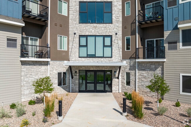 The Commons at Pointe Plaza Apartments