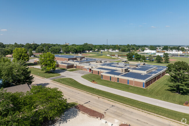 Illini Middle School has a B rating on Niche.