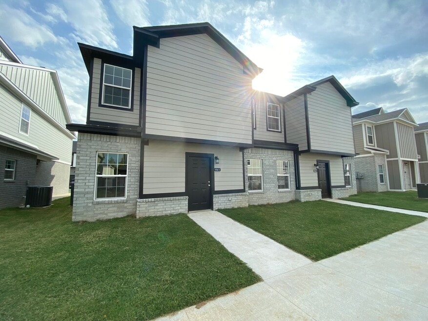 820 S Benchmark Ln, Fayetteville, AR 72704 - photo 1