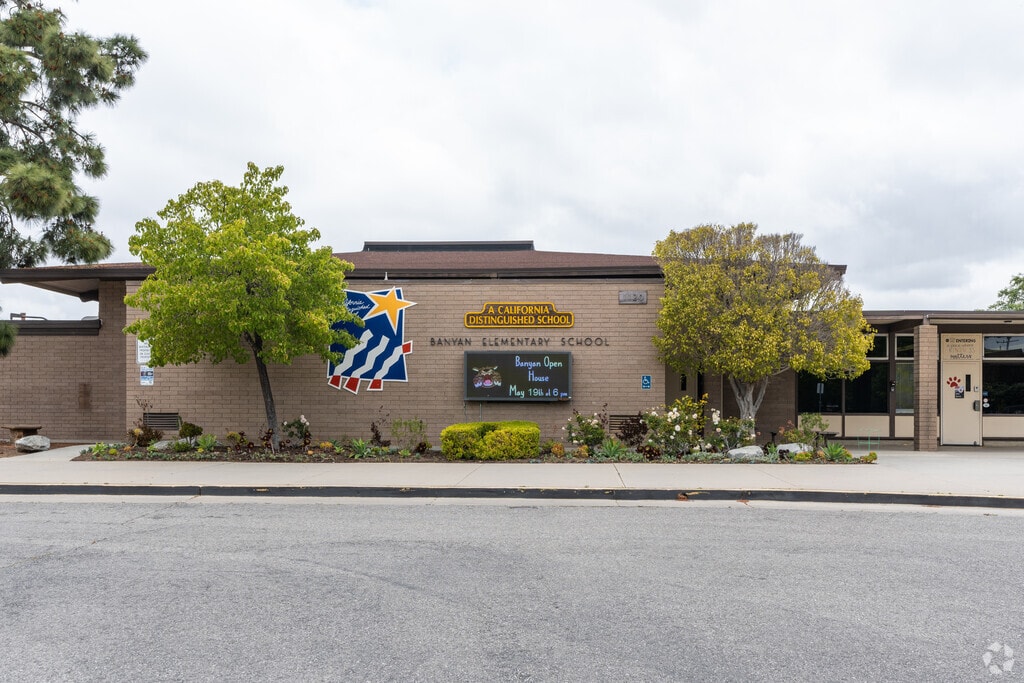 Banyan Elementary School offers a quality education for the public in Dos Vientos Ranch, CA.