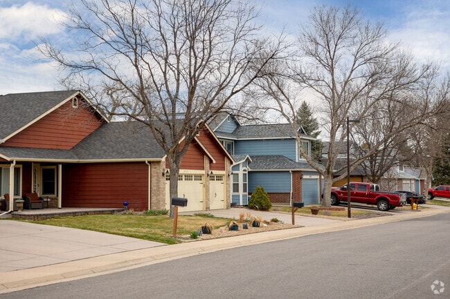 The majority of houses in Holly Point are vinyl-sided tri-level builds from the 1990s.