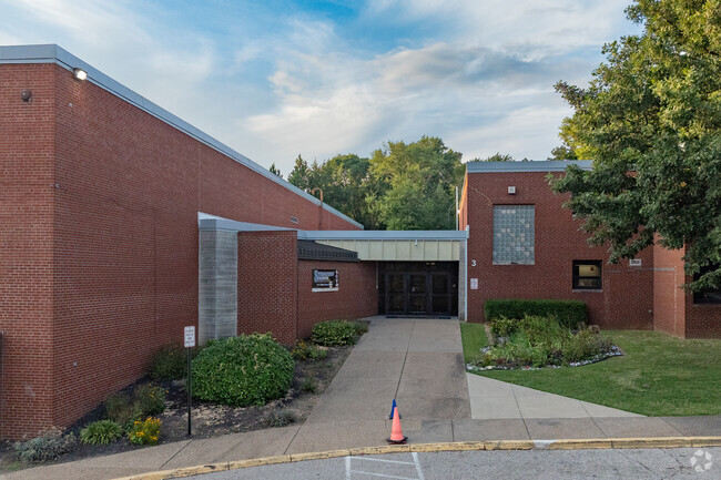 Stringtown Elementary School has a 13 to 1 student to teacher ratio.