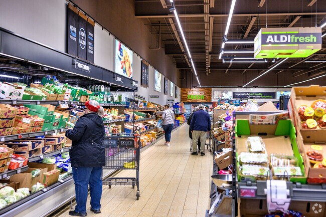 Aldis, is one of several grocery options located near Hull Court Park.
