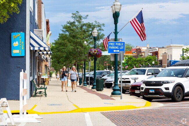 Delavan Lake has many local shops and restaurants.