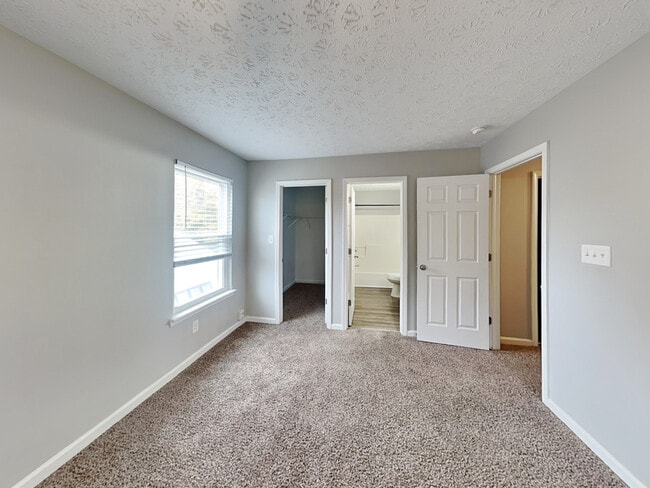 11106 Waterfield Ln, Indianapolis, IN 46235 - photo 7