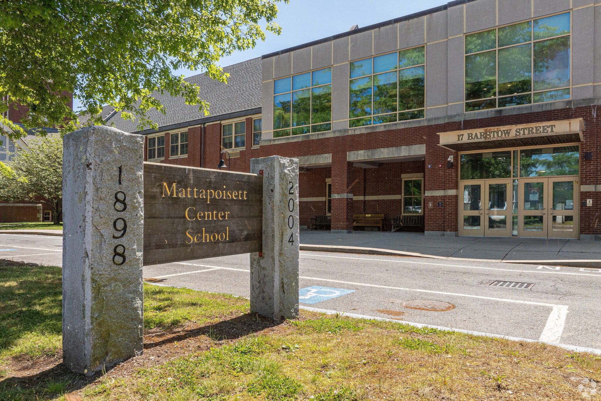 Mattapoisett Center School is conveniently located right near downtown Mattapoisett.