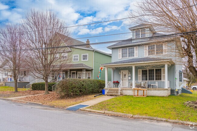 Updated and well-maintained American Foursquare homes revive the classic character.
