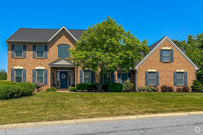 Large homes with spacious yards are common in Hornig.