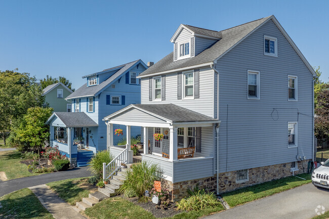Larger homes include American Foursquare and cost between $175,000 and $300,000.