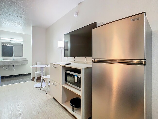 44199 Us-27 unit 282 Double Room, Davenport, FL 33897 - photo 4