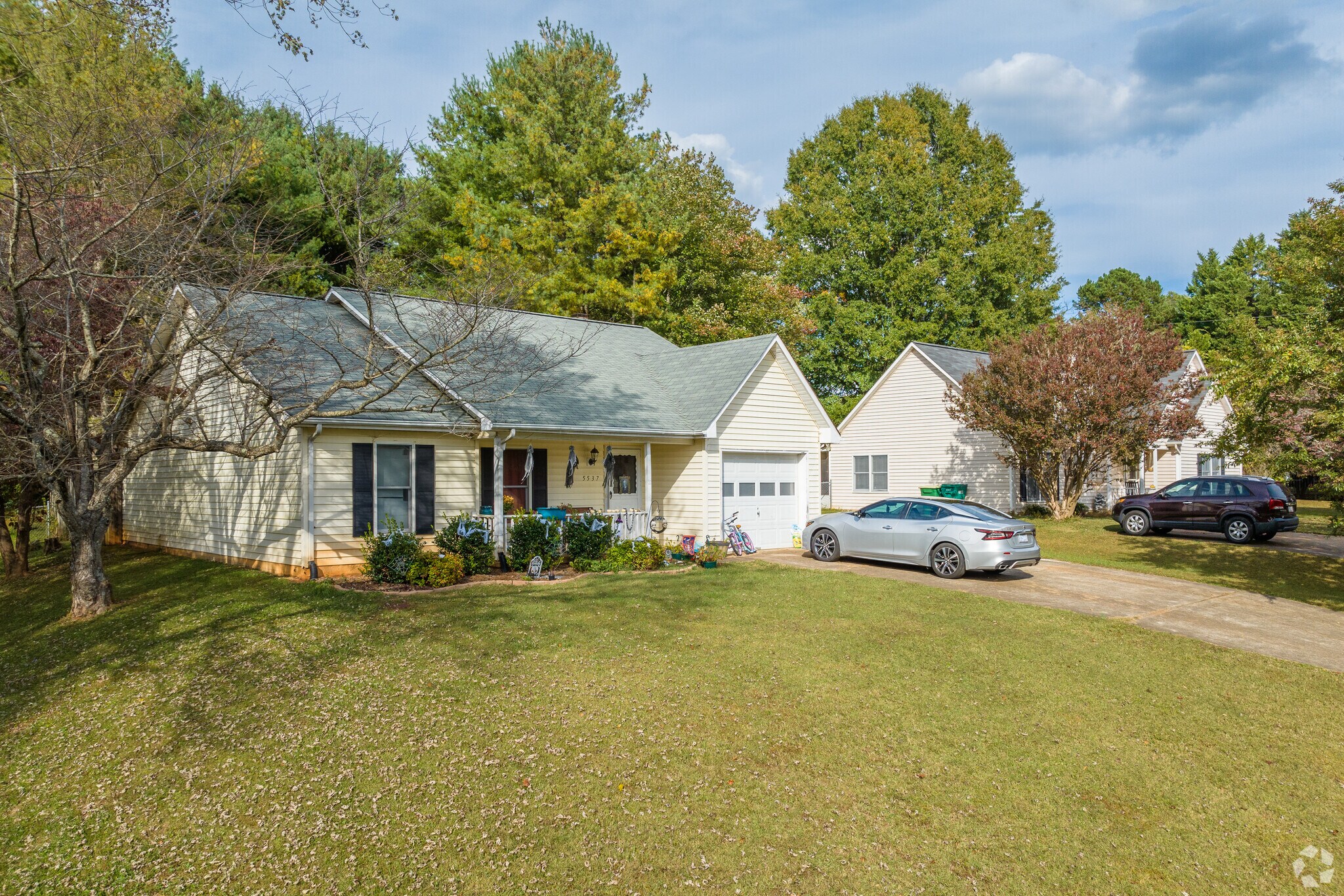 Craftsman-style homes have large lots in Harmony Grown.