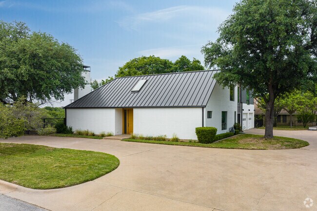 While Weatherford has plenty of historic homes, there are also many contemporary homes in the city.