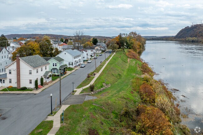 Homes in Valley line the Susquehanna River.