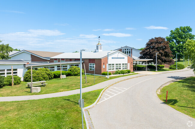The student population of Falmouth Middle School is 487 and the school serves 6-8.