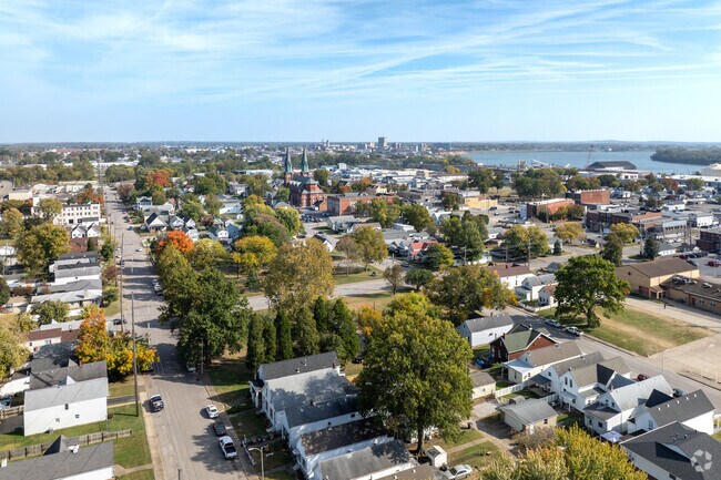 Just 2 miles from downtown Evansville, Lamasco provides easy commutes to the city.