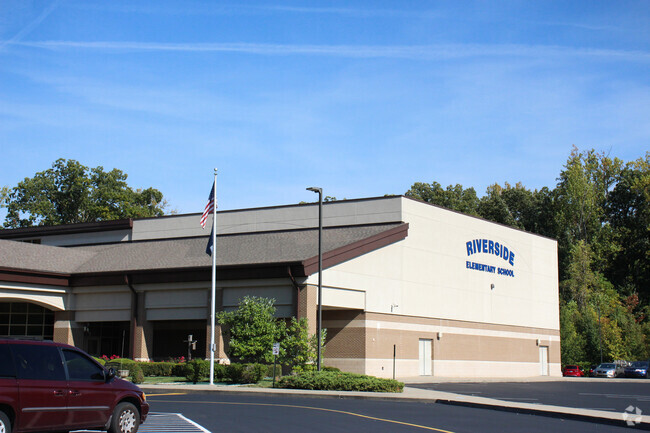 Riverside Elementary School provides education in the neighborhood of 
Oak Park.