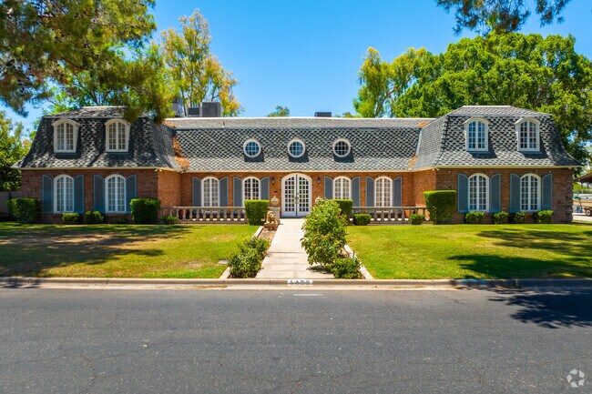 Discover luxurious living in Mesa's Country Club homes, where elegance meets comfort.