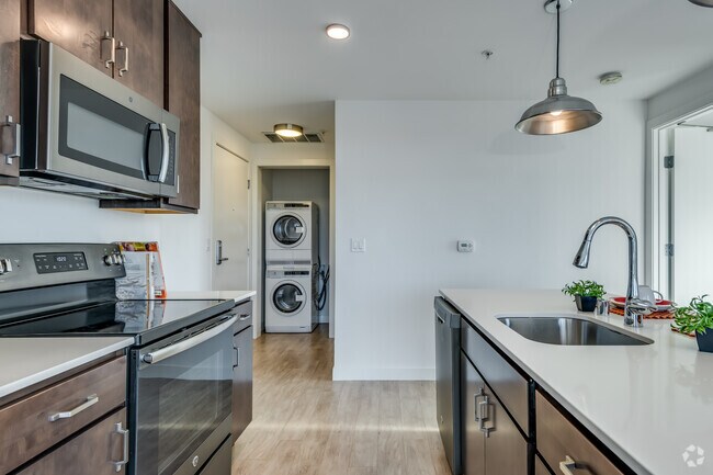 1BR, 1BA - 677SF