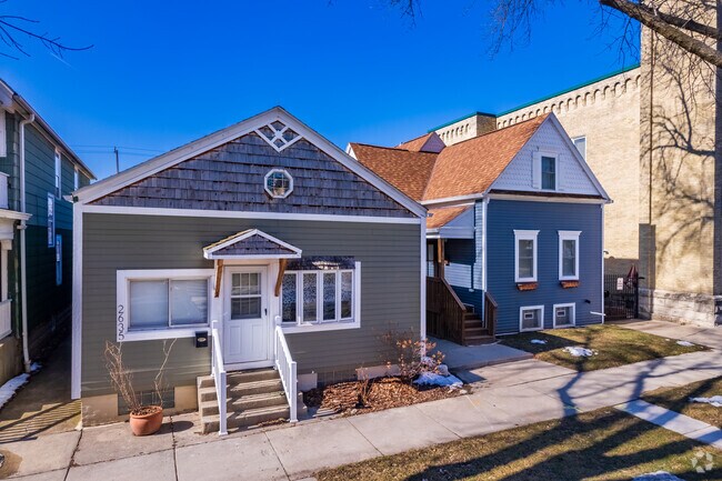 Single story homes sit along a sidewalk in Riverside Park.