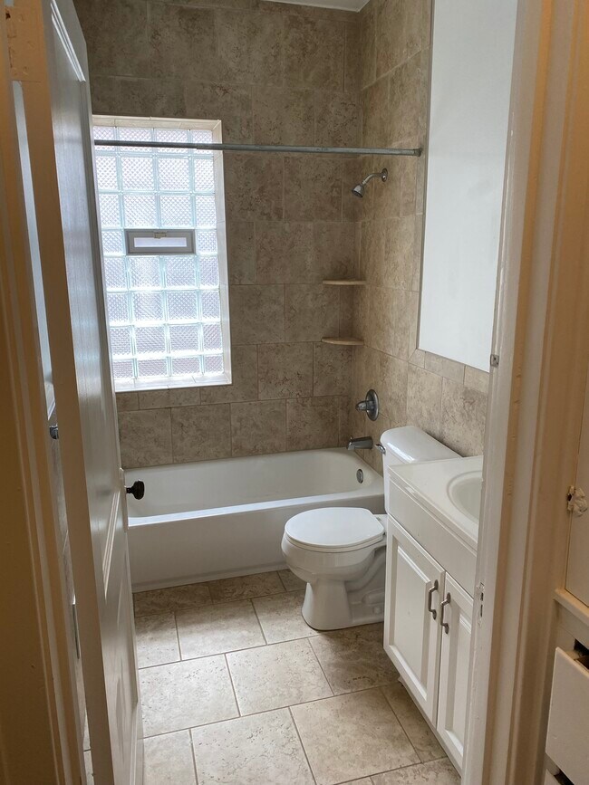 1026 Lakepointe St unit 1, Grosse Pointe Park, MI 48230 - photo 4