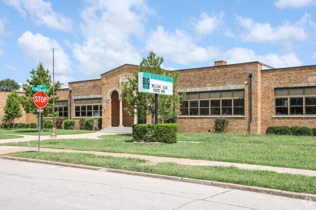 Tulsa MET Senior High School provides students hands-on learning through Academic Internships.