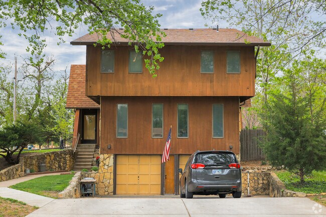 There are a few three-story homes with vertical wood panels in Benjamin Hills-Pleasant Valley.
