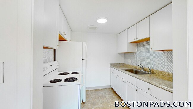 525 Highland Ave unit 10, Malden, MA 02148 - photo 2