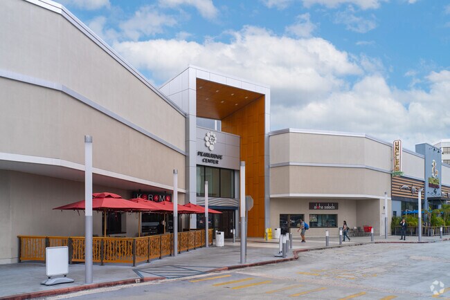 Waimalu's retail district is anchored by the sprawling Pearlridge Center, which has two separate annexes.