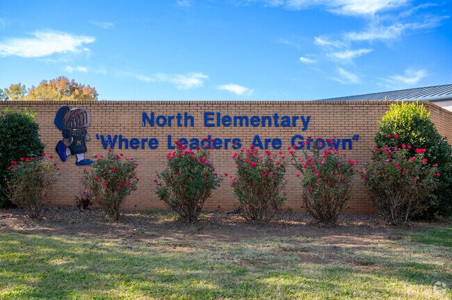 North Elementary School provides education in the neighborhood of 
Lancaster County.