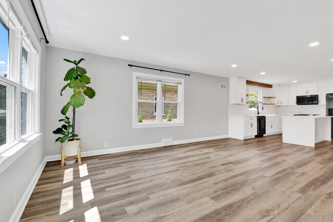 1066 Poplar St unit 1066 Poplar Street L, West Bend, WI 53095 - photo 4