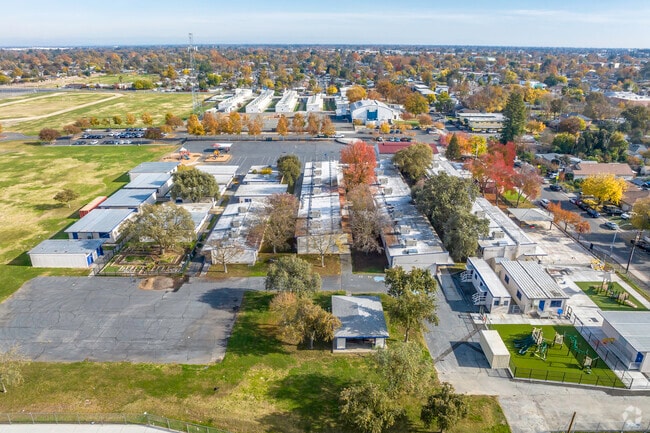 Las Palmas Elementary School offers a variety of classes across several buildings on campus.