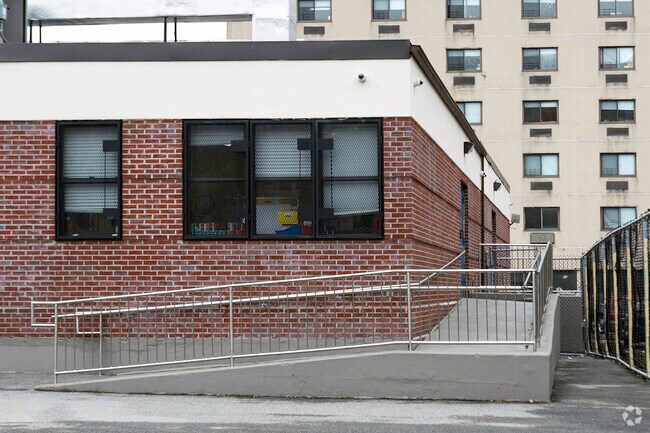 Icahn Charter School 1 has a student-teacher ratio of 26 to 1.