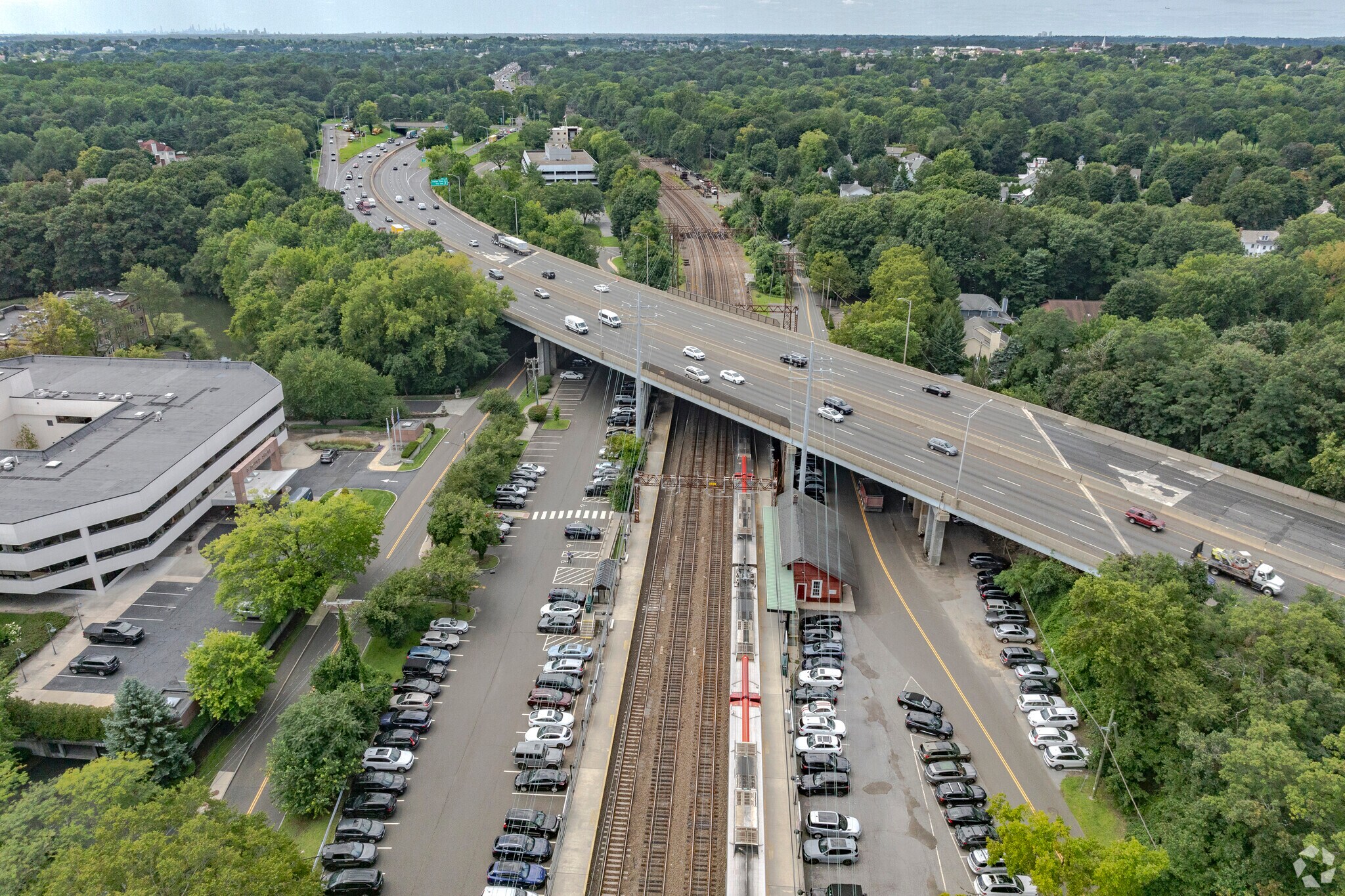 The Cos Cob train station and i95 are minutes from all road in Indian Field.
