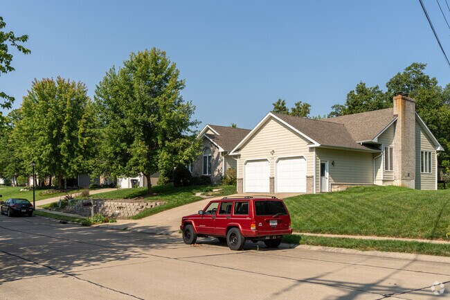The newer sections of Green Meadows are populated with contemporary vinyl sided homes.