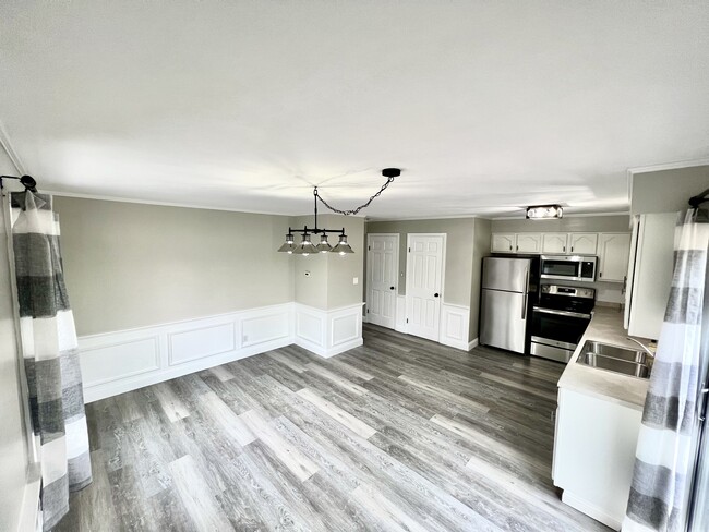 Large Eat-In Kitchen