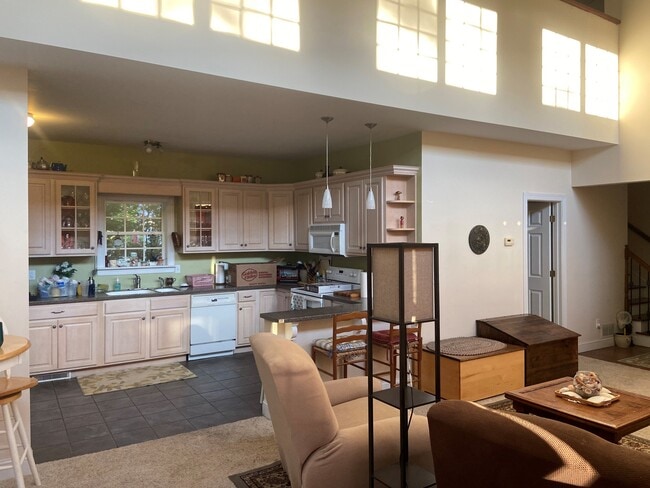 150 Farr Lake Dr unit Furnished, Tyrone, GA 30290 - photo 2