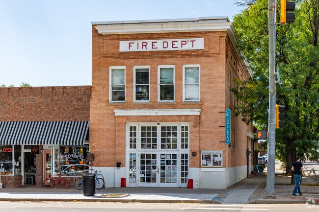 Business District has several art galleries and studios, including the Firehouse Art Center.