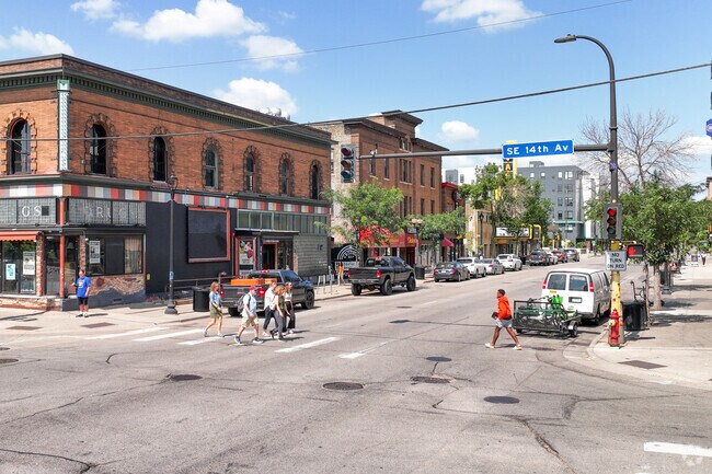 U of M students going to and from classes in Dinkytown.