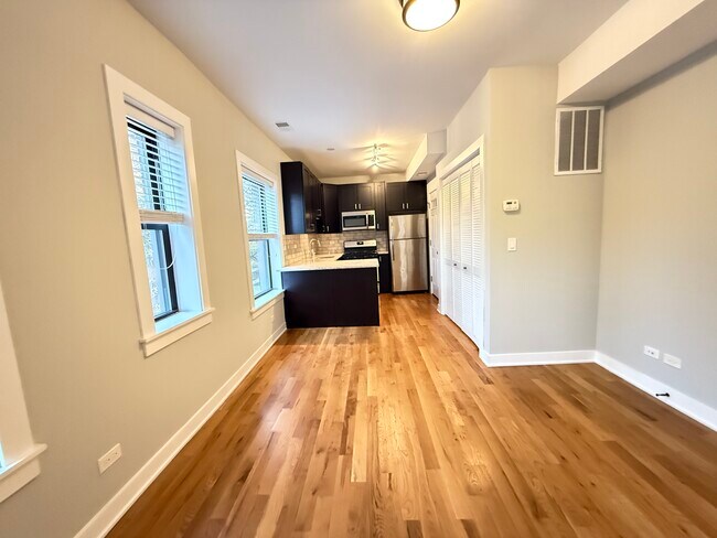 2211 W Eastwood Ave unit 2203-2NE, Chicago, IL 60625 - photo 2