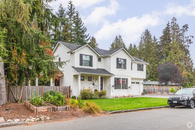 There are a number of custom contemporary homes popping up around the Bunk Foss community.