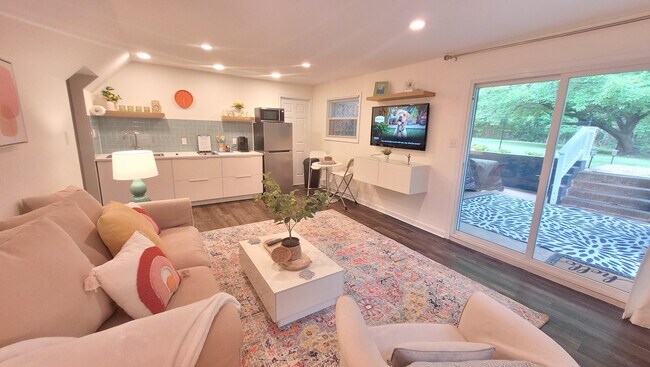 122 Phillips Cir unit The Flat at Phillips, Lynchburg, VA 24502 - photo 2