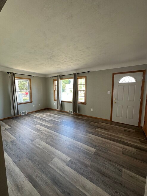 1422 9th St NW, Cedar Rapids, IA 52405 - photo 1