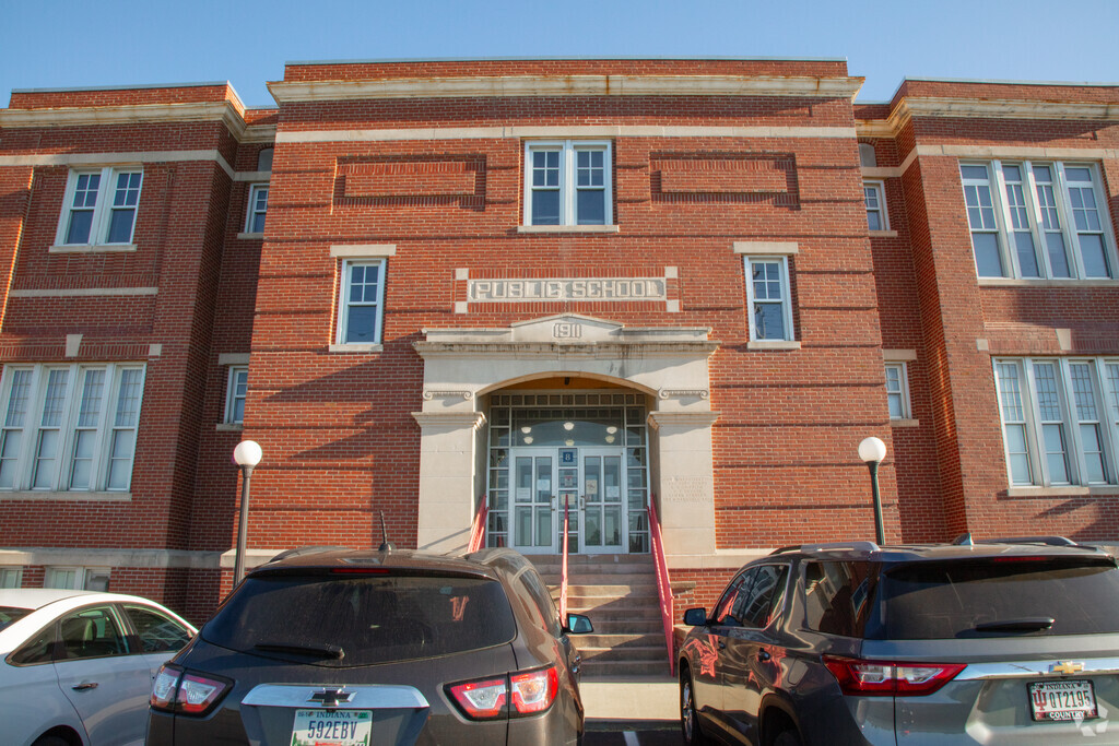 Clark Elementary School provides education in the neighborhood of 
Rockland-Reds Corner