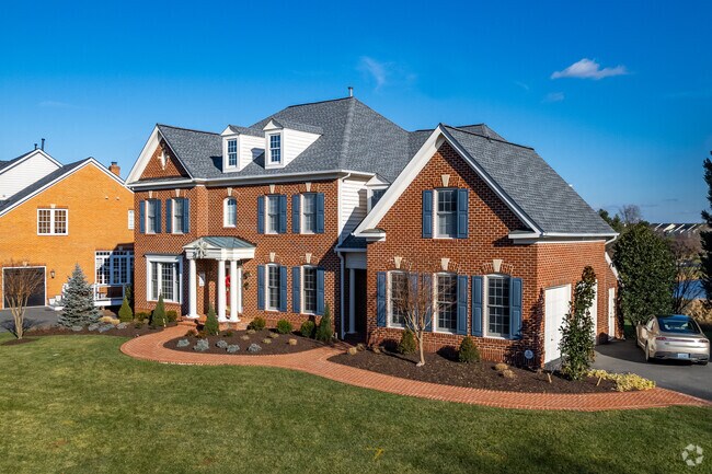 Large single-family homes make up the majority of Lansdowne.