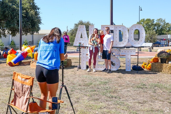 The city of Aledo hosts the Aledo Fest annually, which brings together the community.